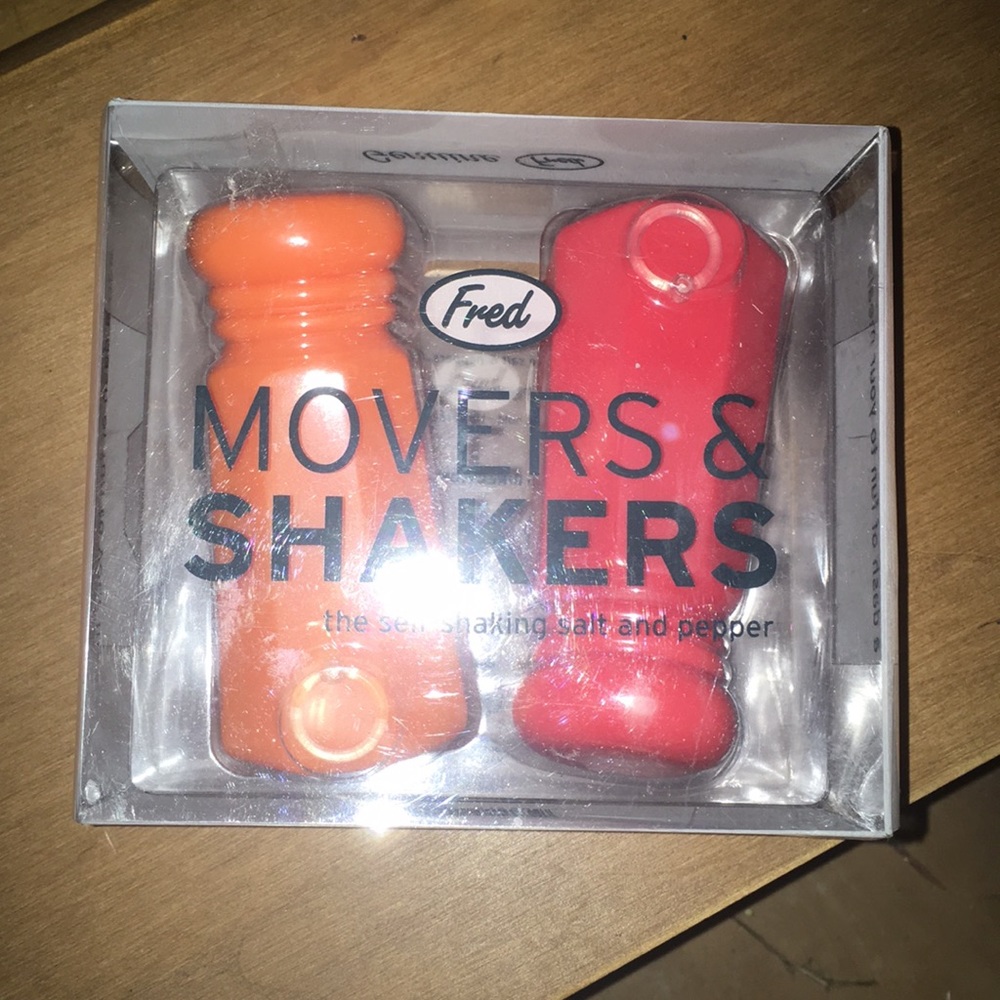 NEW Self Shaking Salt & Pepper Shakers